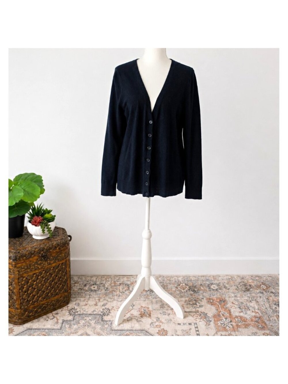 Tahari Extrafine Merino Wool V-Neck Button-Front Cardigan Sweater Black L